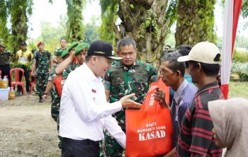 IMG-20250312-WA0019 KSAD Jenderal Maruli Simanjuntak dan Bupati OKU Timur, Lanosin, menyerahkan sembako kepada masyarakat, Rabu (12/3/2025). Foto: istimewa