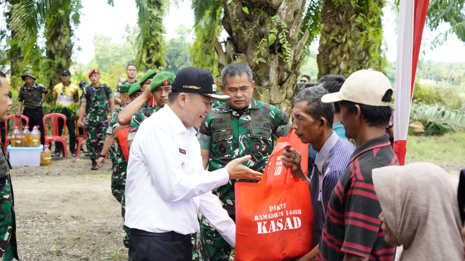 KSAD Jenderal Maruli Simanjuntak dan Bupati OKU Timur, Lanosin, menyerahkan sembako kepada masyarakat, Rabu (12/3/2025). Foto: istimewa