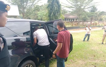Tim KPK saat melakukan penggedeladahn di PUPR OKU, Rabu (19/3/2025). Foto: CN