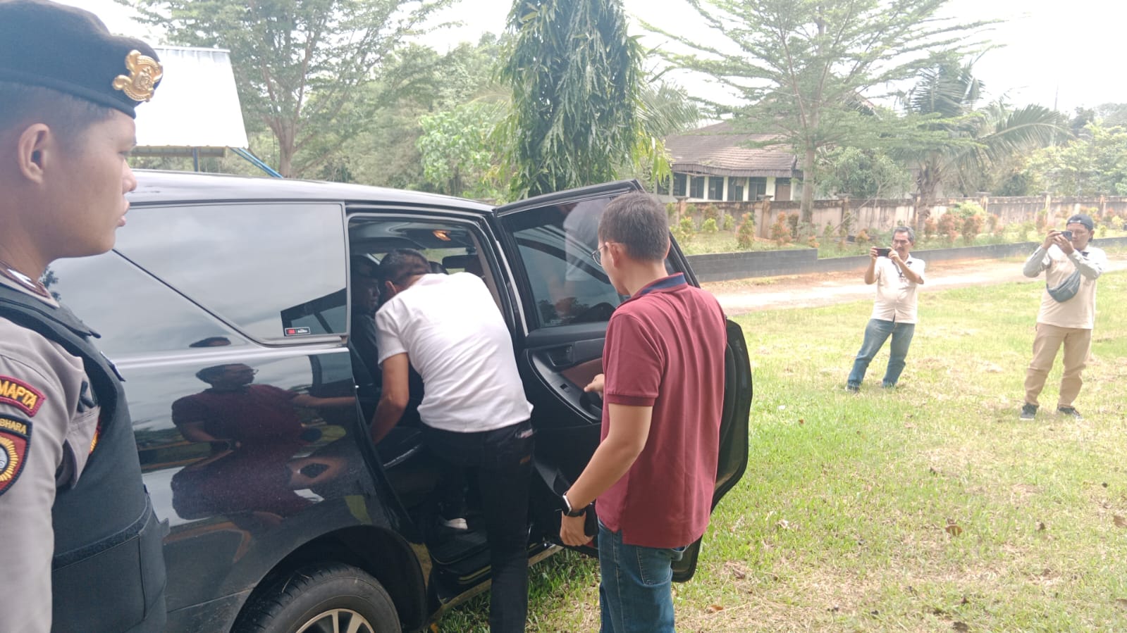 Tim KPK saat melakukan penggedeladahn di PUPR OKU, Rabu (19/3/2025). Foto: CN