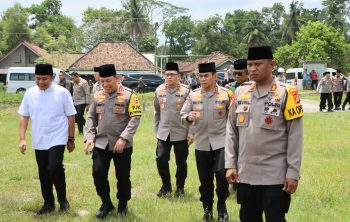 Kapolri didampingi Gubernur Sumsel saat tiba di Belitang, OKU Timur, Kamis (27/3/2025).