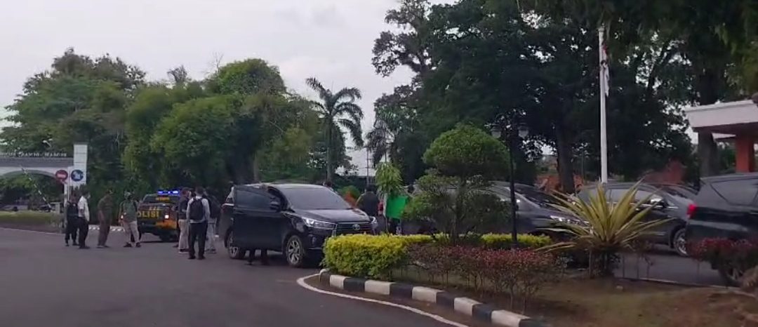 Tim KPK saat berada di Rumkab Bupati OKU, Rabu (19/3/2025). Foto: repro