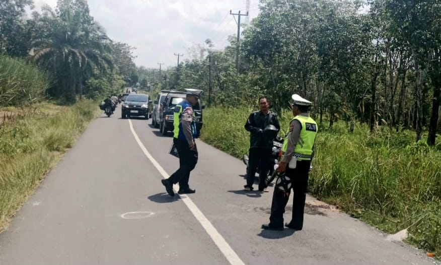Anggota Satlantas Polres OKU Timur melakukan ooah TKP, Rabu (9/4/2025) Foto: istimewa