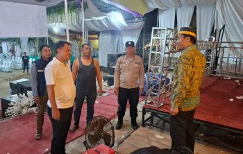 Pihak kepolisian saat mengecek TKP di lokasi acara orgen tunggal. Foto: ist