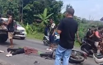 Pengendara motor terkapar usai tertabrak truk fuso. Foto: repro