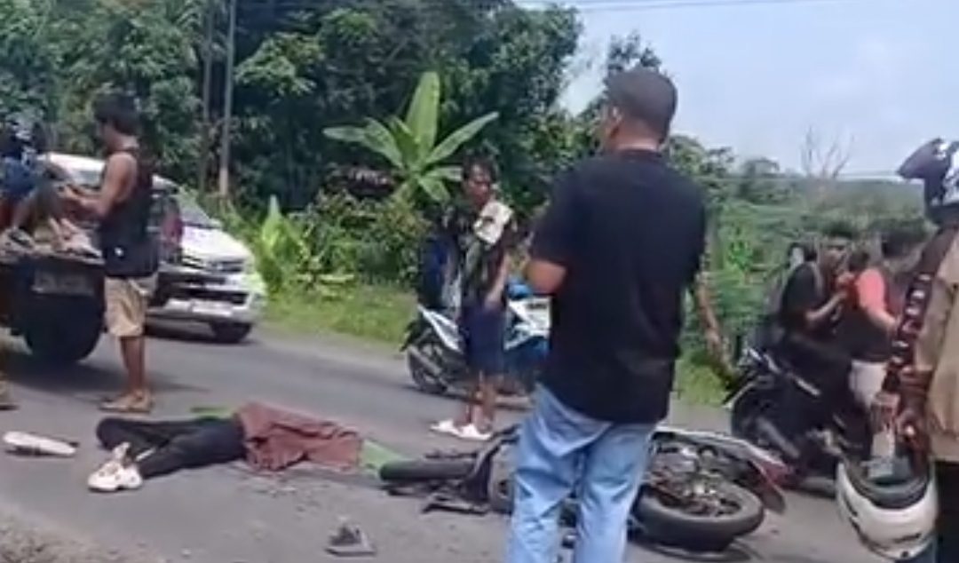 Pengendara motor terkapar usai tertabrak truk fuso. Foto: repro