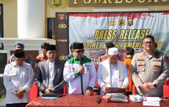Kapolres OKU bersama tokoh agama menggelar press rilis perkara asusila oleh pimpinan ponpes terhadap santrinya, Srlasa (10/6/2025) Foto: Humas Polres OKU.