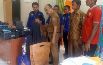 Petugas disduk capil melakukan perekaman e-ktp. Foto: ist