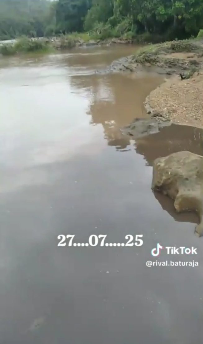 Potong video sungai tanjung kurung diduga tercemar limbah batubara. Foto: repro