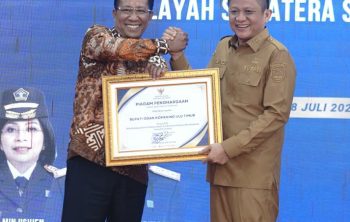 Bupati OKU Timur saat menerima penghargaan atas dukungan pembentukan Posbakum. Foto: Humas Pemkab OKUT