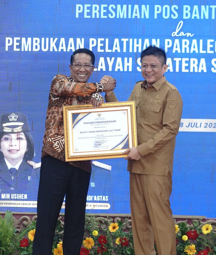 Bupati OKU Timur saat menerima penghargaan atas dukungan pembentukan Posbakum. Foto: Humas Pemkab OKUT