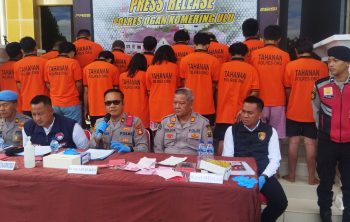 Wakapolres OKU didampingi Kasat Narkoba dan anggotanya saat menggelar pres rilis, Senin (21/7/2025). Foto: cahayanusantara