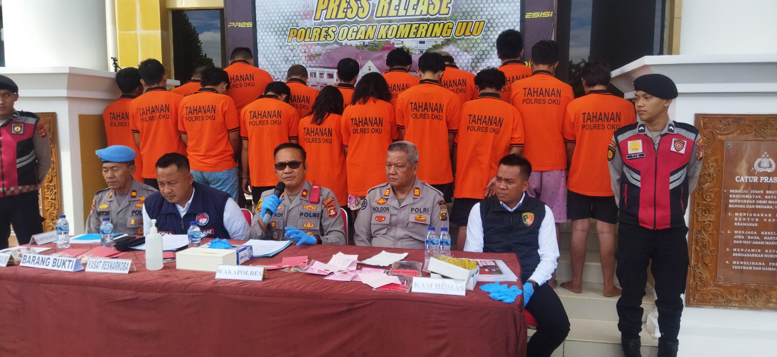 Wakapolres OKU didampingi Kasat Narkoba dan anggotanya saat menggelar pres rilis, Senin (21/7/2025). Foto: cahayanusantara