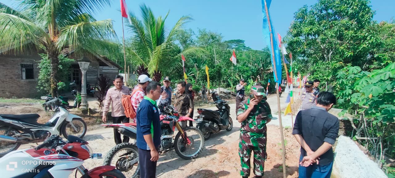 Tim monitoring saat meninjau pembangunan menggunakan dana desa di Kecamatan Peninjauan.