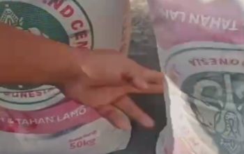 IMG_20250802_080544 Warga menunjukkan perbedaan semen baturaja palsu dan asli. Foto: tangkapan layar video