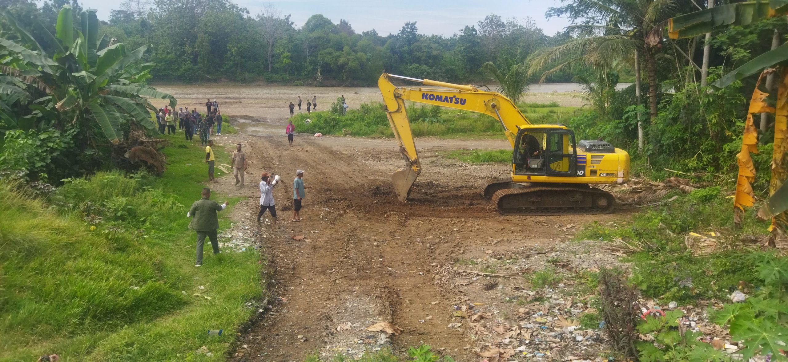 Warga menyetop alat berat yang beroperasi di tambang galian c Desa Tubohan, Kamis (21/8/2025). Foto: CNID