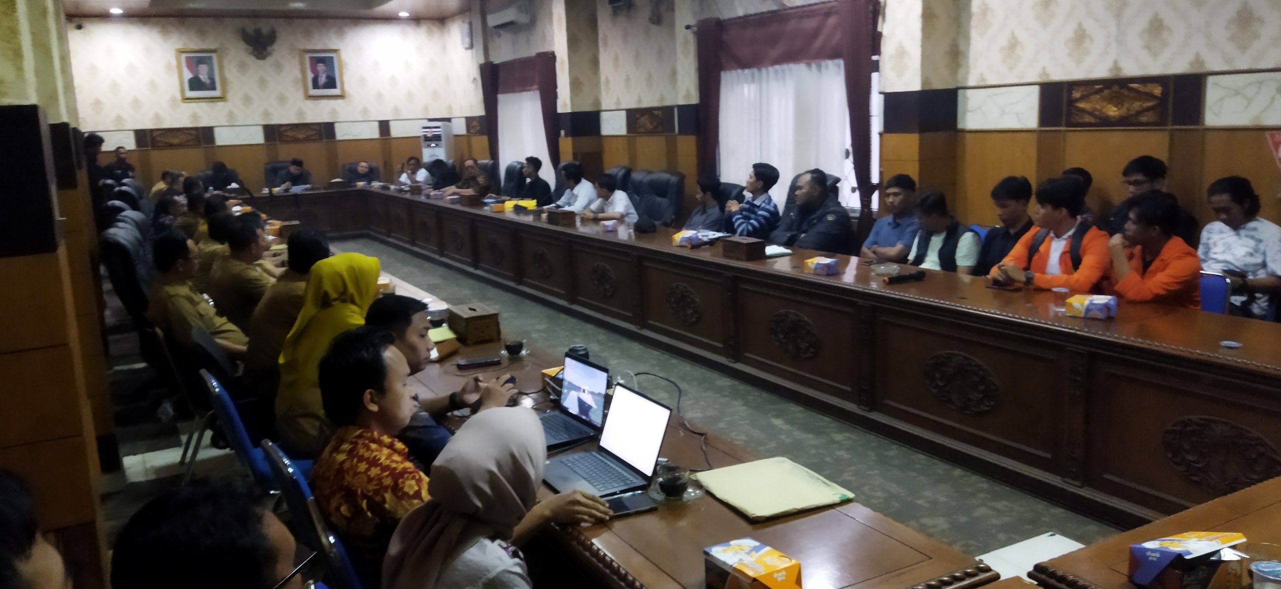 RDP Tirta Raja di ruang rapat DPRD OKU, Senin (8/9/2025). Foto: dokumen Cahaya Nusantara