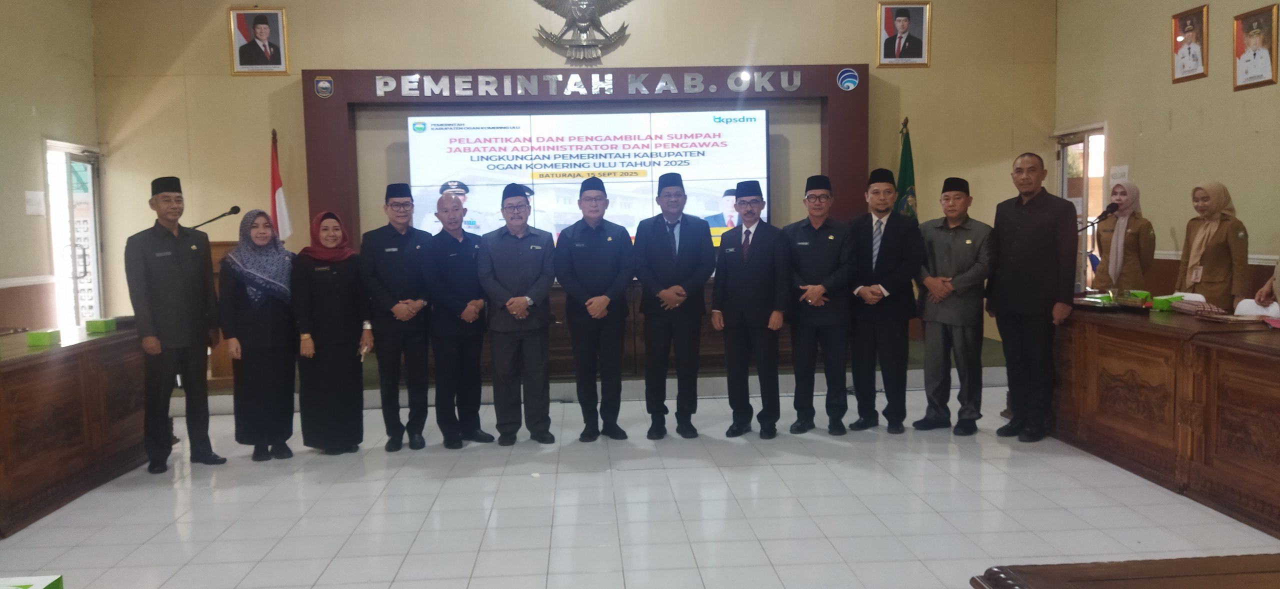 Pelantikan empatnpejabat di Pemkab OKkU, Senin (15/9/2025). Foto: Cahayanusantara
