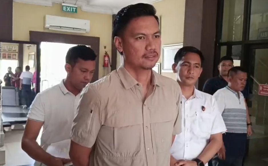 Kasat Reskrim Polres OKU, Iptu Ridho Agus Suhendra, memberikan keterangan kepada awak media. Foto: repro