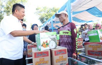 Buapti Enos memberikan bantuan. Foto: kominfo okit