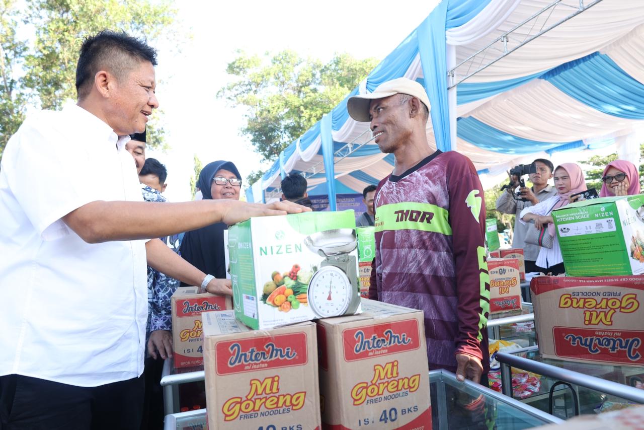Buapti Enos memberikan bantuan. Foto: kominfo okit