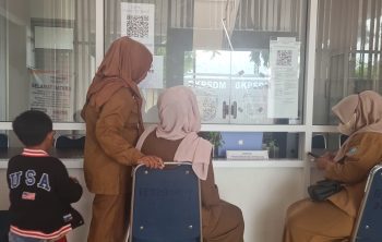 Honorer R3 Nakes saat meminta penjelasan hasil zoom meeting di BKPSDM OKU, Senin (13/10/2025). Foto: Erham