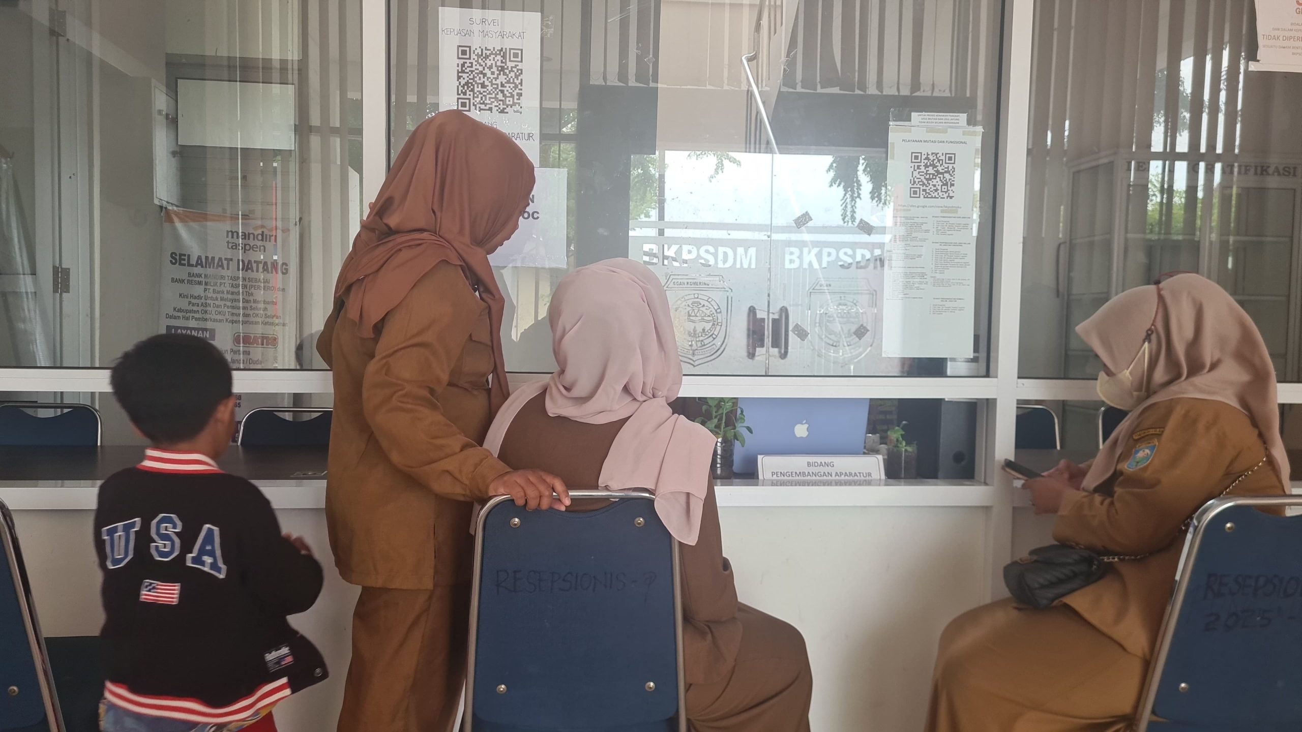 Honorer R3 Nakes saat meminta penjelasan hasil zoom meeting di BKPSDM OKU, Senin (13/10/2025). Foto: Erham