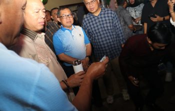 Bupati OKU didampingi Direktur Tirta Raja saat mengecek teknologi di Perumda Tugu Tirta Kota Malang. Foto: istimewa