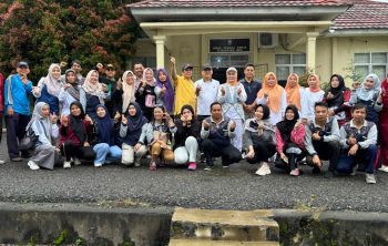 IMG-20260124-WA0024 Kapela Disnaker foto bersama pegawainya usai senam pagi, Jumat (23/1/2026). Foto: CN