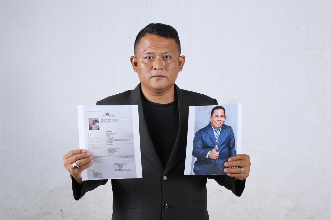 Kuasa hukum menunjukkan LP dan foto tersangka. Foto: istimewa