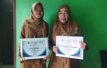 IMG_20260105_102929 Dora Anggeraini dan Eris Gassela menunjukkan piagam penghargaan dari Bupati OKU. Foto: CN