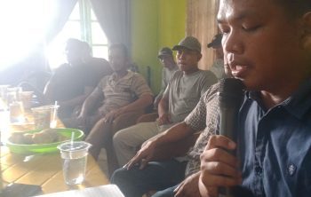 TM, guru PPPK SMPN 19 OKJ ketika pimpin rapat Desa Suka Pindah, Kecamatan Kedaton Peninjauan Raya, Kabupaten OKU.