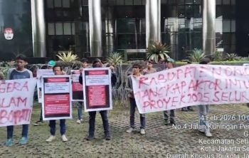 Masyarakat OKU demo di KPK. Foto: refro