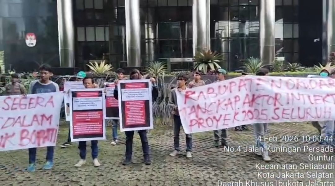 Masyarakat OKU demo di KPK. Foto: refro