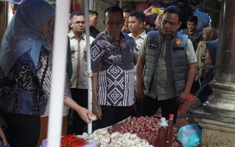 Sekda dan rombongan saat siak ke pasar di Martapura. Foto: istimewa