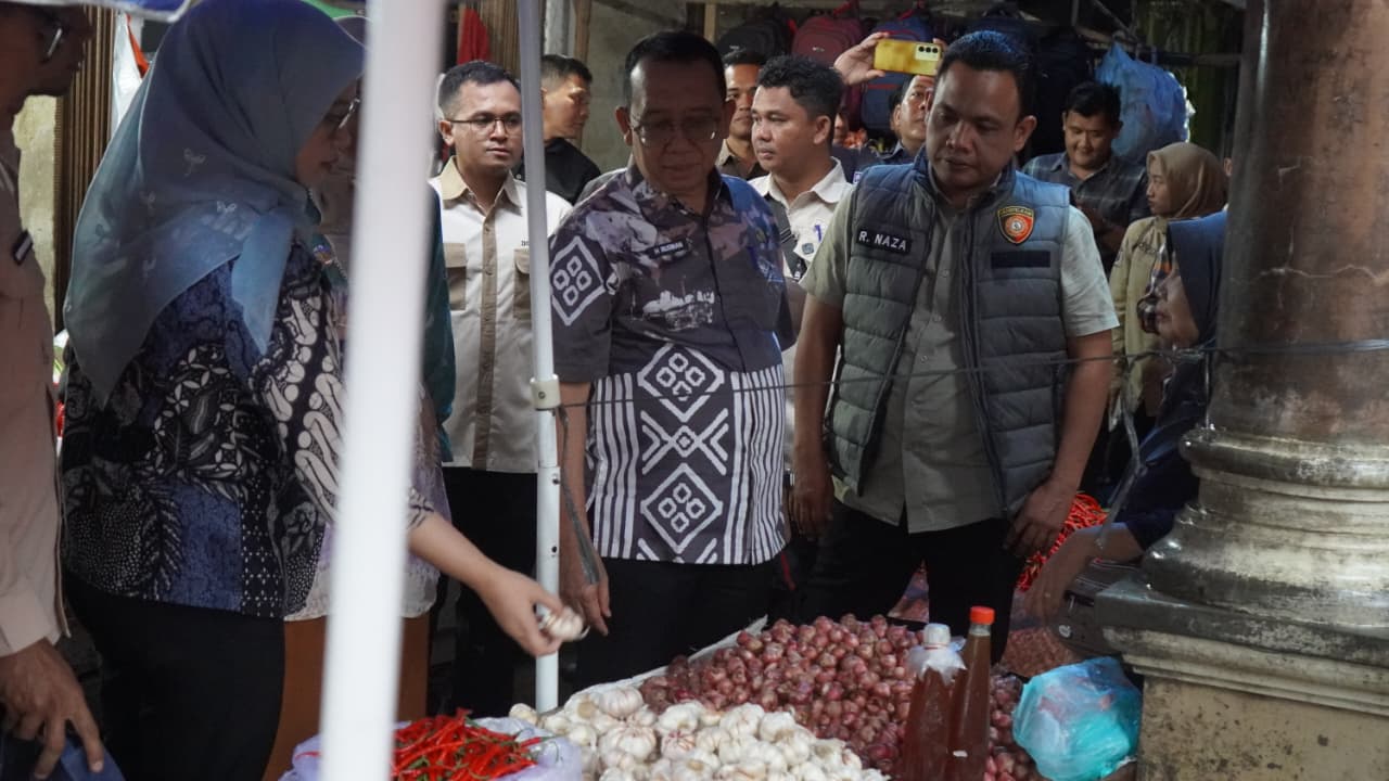 Sekda dan rombongan saat siak ke pasar di Martapura. Foto: istimewa