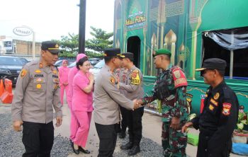 Kapolres OKU Timur saat mengunjungi Pospam dan Posyan, Senin (16/3/2026). Foto: Humas Polres OKU Timur