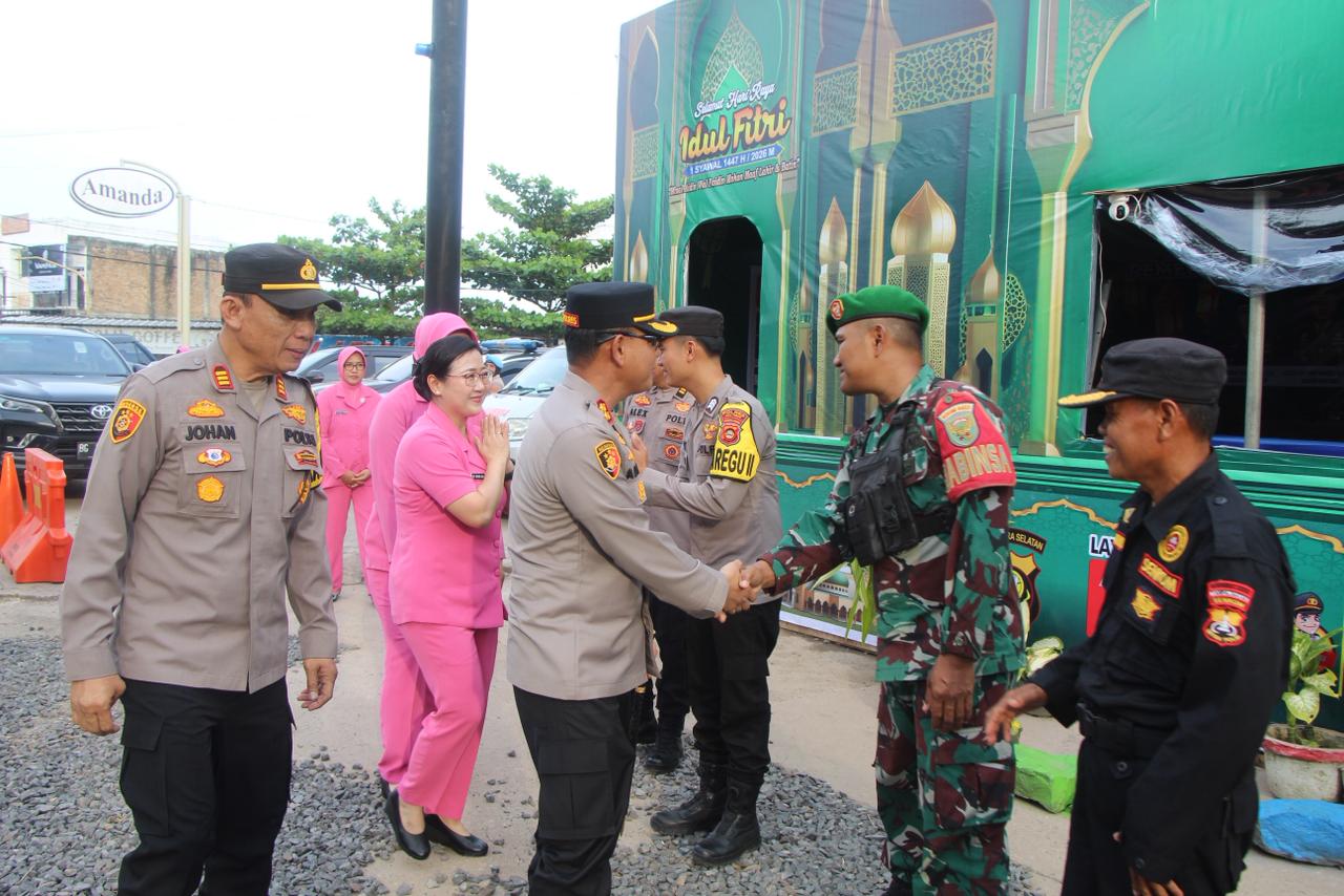 Kapolres OKU Timur saat mengunjungi Pospam dan Posyan, Senin (16/3/2026). Foto: Humas Polres OKU Timur