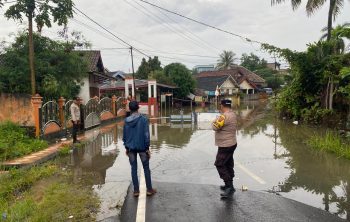 Petugas kepolisian dan warga saat melakukan monitoring banjir, Senin (30/3/2026). Foto: istimewa