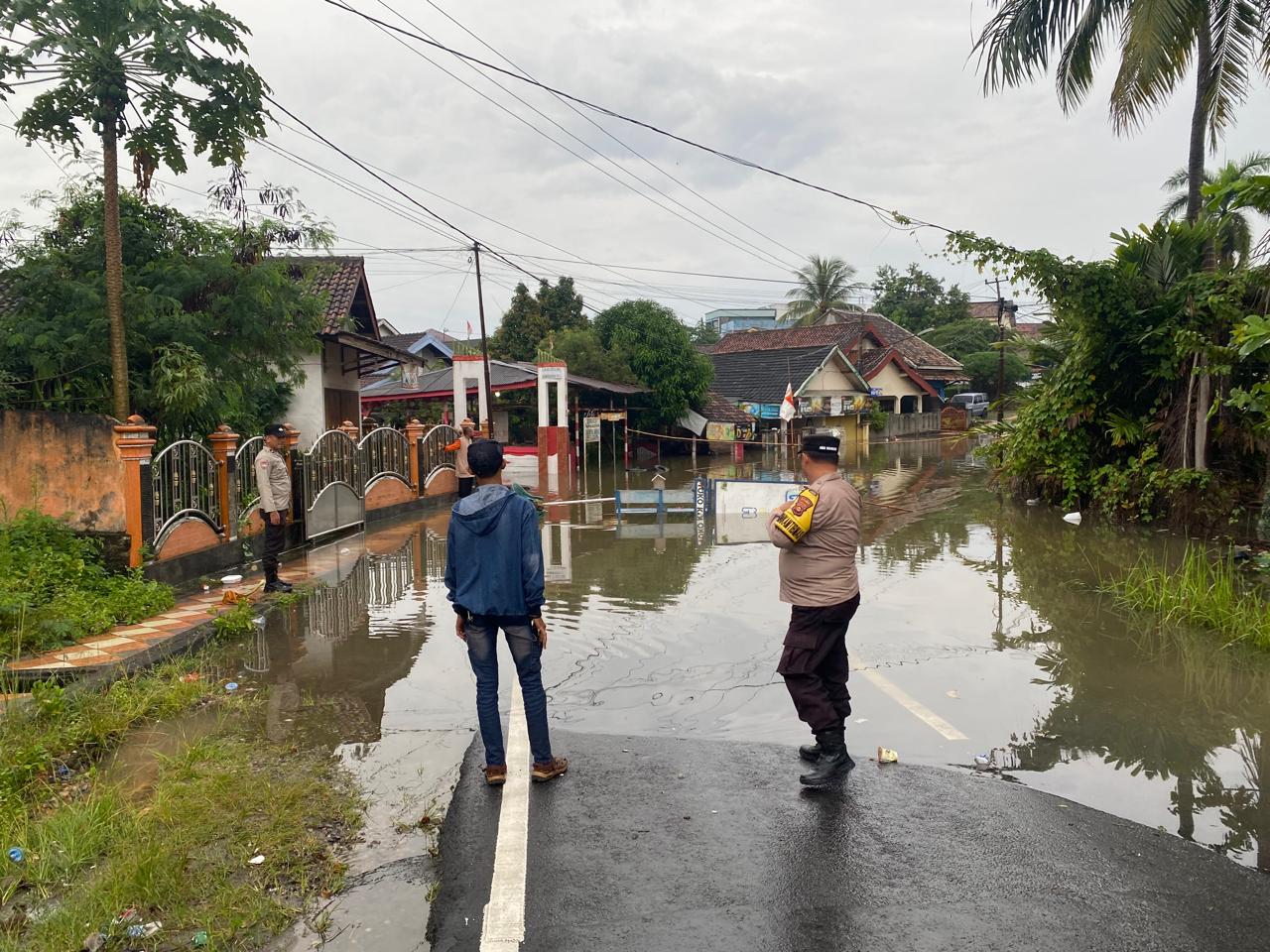 Petugas kepolisian dan warga saat melakukan monitoring banjir, Senin (30/3/2026). Foto: istimewa