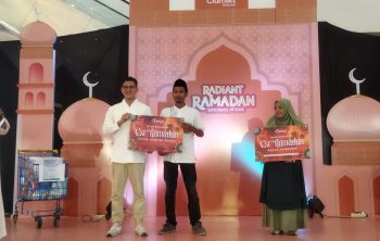 Manajemen Citimall Baturaja foto bersama anak yatim piatu, Jumat (13/3/2026). Foto: CN