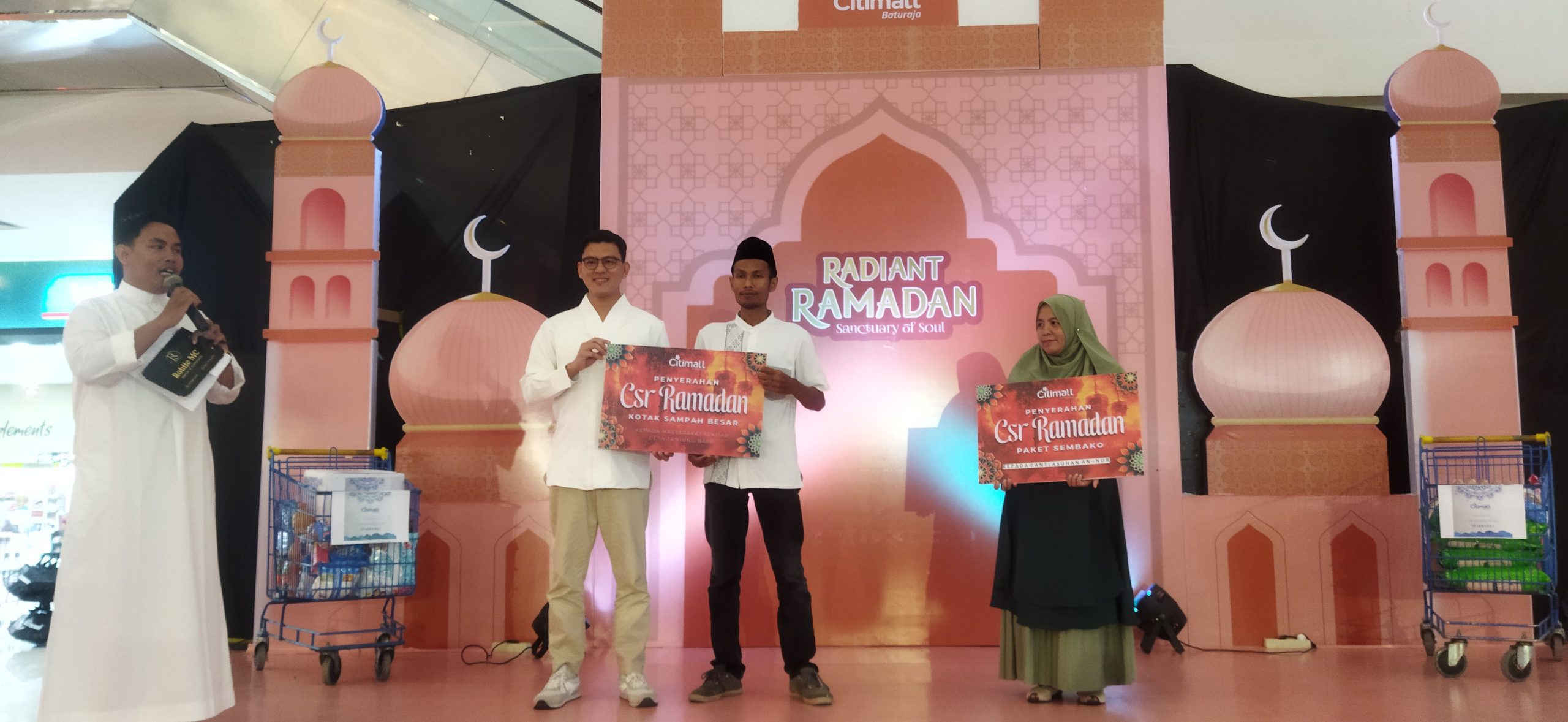 Manajemen Citimall Baturaja foto bersama anak yatim piatu, Jumat (13/3/2026). Foto: CN