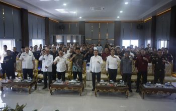 Bupati Enos bersama jajaran dalam kegiatan penandatanganan berkas perjanjian kerja sama dengan Kejari OKU Timur. Foto: istimewa