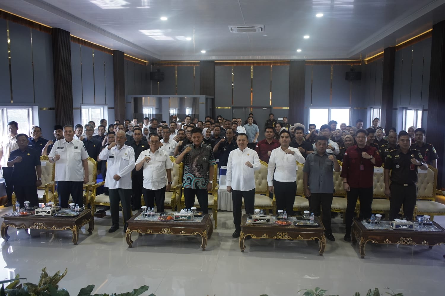 Bupati Enos bersama jajaran dalam kegiatan penandatanganan berkas perjanjian kerja sama dengan Kejari OKU Timur. Foto: istimewa