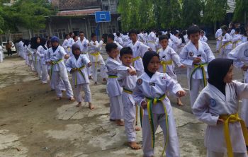 Peserta Taekwondo OKU saat mengikuti tahapan UKT di SMAN 5 OKU, Minggu (24/5/2026). Foto: erham
