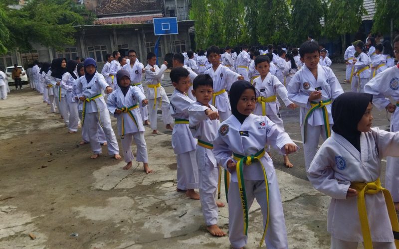 Peserta Taekwondo OKU saat mengikuti tahapan UKT di SMAN 5 OKU, Minggu (24/5/2026). Foto: erham