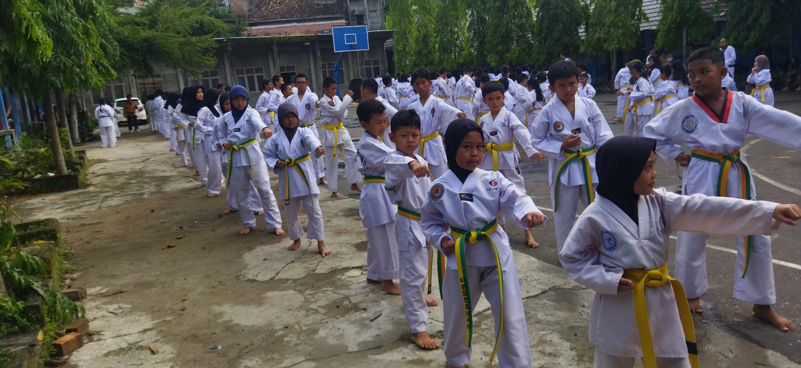 Peserta Taekwondo OKU saat mengikuti tahapan UKT di SMAN 5 OKU, Minggu (24/5/2026). Foto: erham