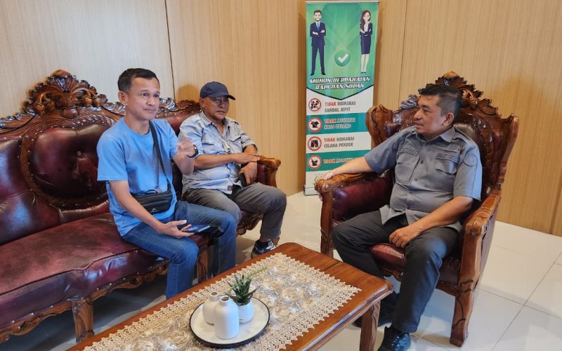 IMG-20260618-WA0005 Kasi Intel Kejari OKU Timur diwawancarai awak media. Foto: ist