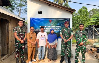 IMG-20260702-WA0007 Letkol Cpn Bayu Anindito Adi Nugroho dan anggota foto bersama masyarakat penerima manfaat Karya Bakti. Foto: istimewa