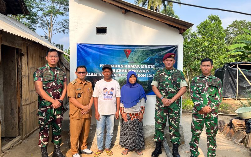 Letkol Cpn Bayu Anindito Adi Nugroho dan anggota foto bersama masyarakat penerima manfaat Karya Bakti. Foto: istimewa